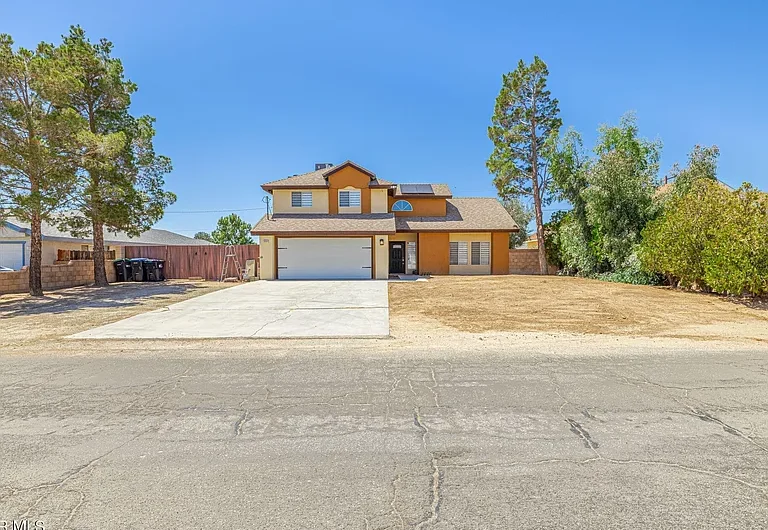 Beautiful 2 story family home in Karen Ave, California City, USA