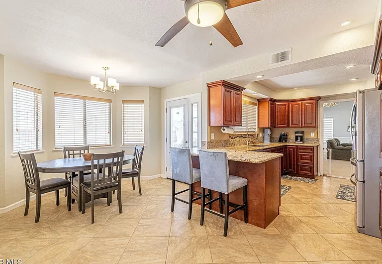Beautiful 2 story family home in Karen Ave, California City, USA